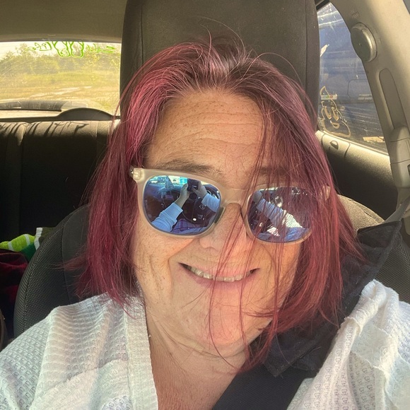 Meet your Posher, Ronnie. Happy Wife, Mother, and Posher. 💗 - Picture 1 of 3